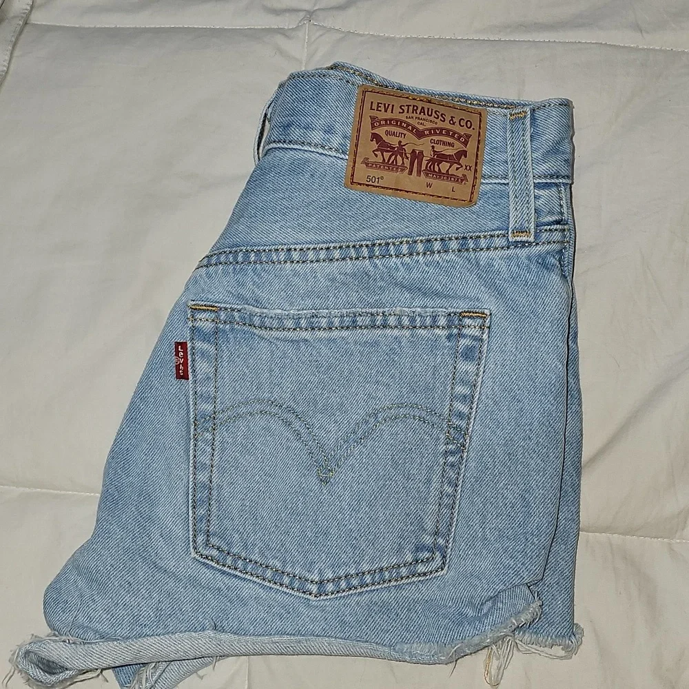 Womens 501 Levi Distressed Shorts. 2